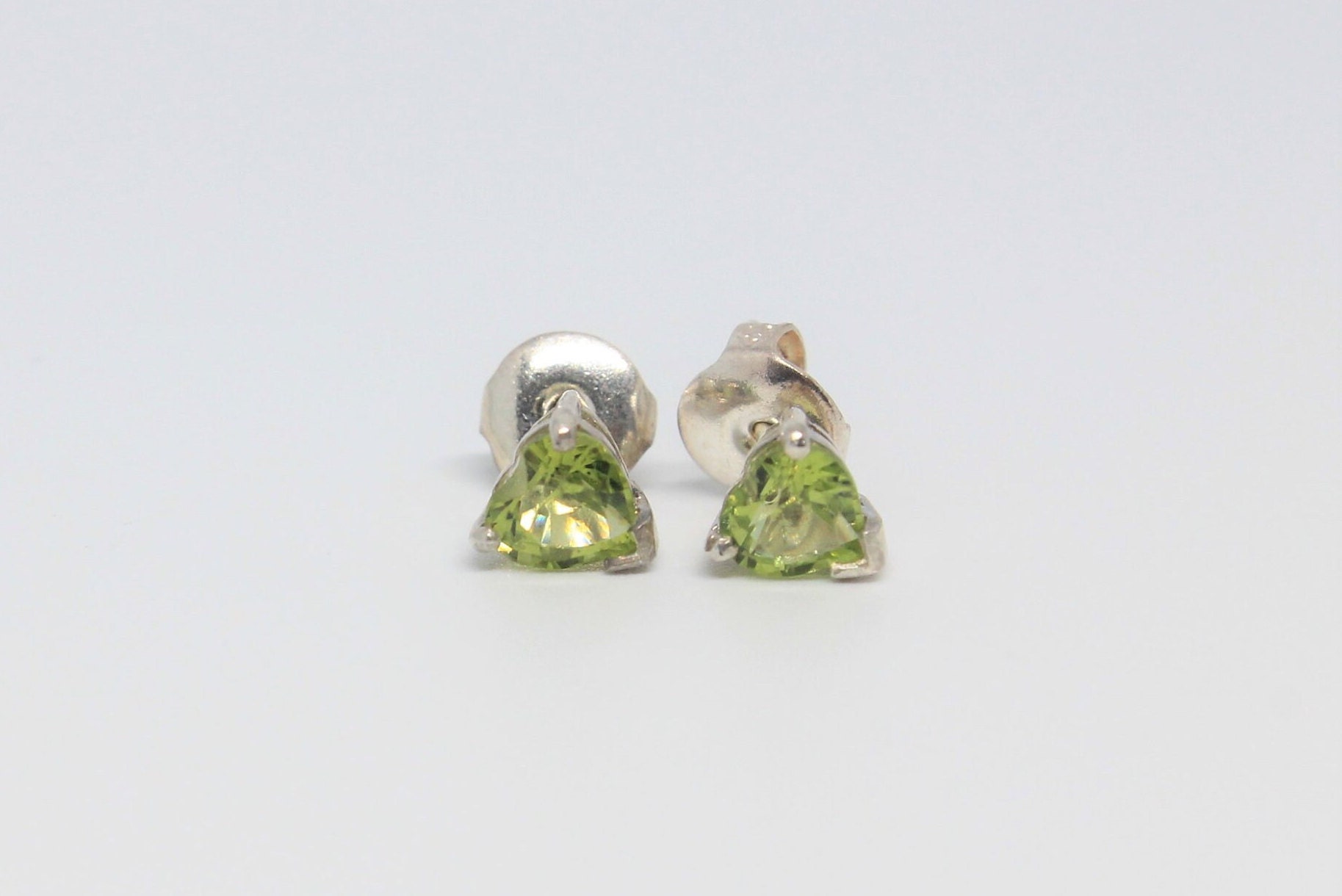 Peridot Herz Schliff Silber Ohrstecker, Petite von HillChapelSilver