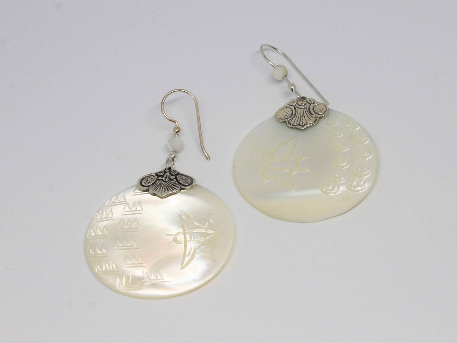 Perlmutt Gehämmerte Silberohrringe Mit Perlenhaken Perlmutt Gehämmerte Silberohrringe Mit Perlenhaken von HillChapelSilver