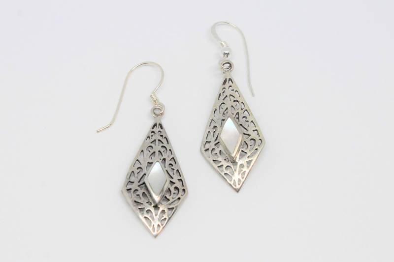 Perlmutt Rhombus Tropfen Silber Ohrringe French Hooks von HillChapelSilver