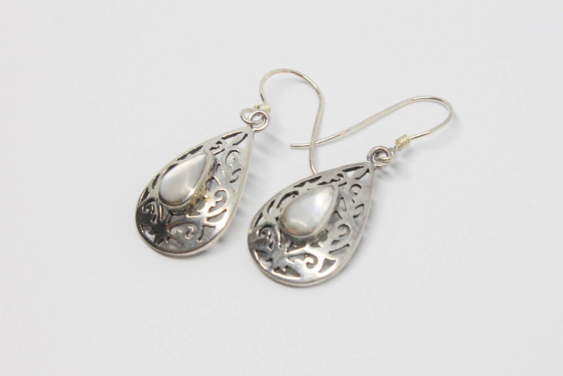 Perlmutt Tropfen Silber Ohrringe Perlmutt Tropfen Silber Ohrringe von HillChapelSilver