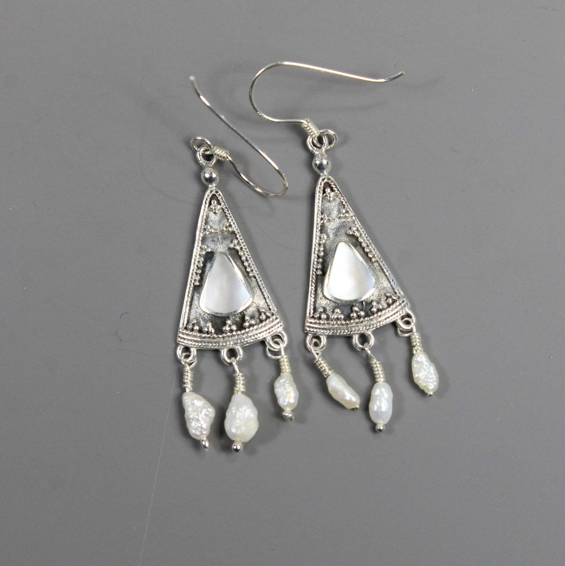 Perlmutt Und Silber Quaste Dreieck-Tropfen Ohrringe, Zierlich Mit Drei Quasten Perlmutt Und Silber Quaste Dreieck-Tropfen Ohrringe, Zierlich Mit Drei Quasten von HillChapelSilver