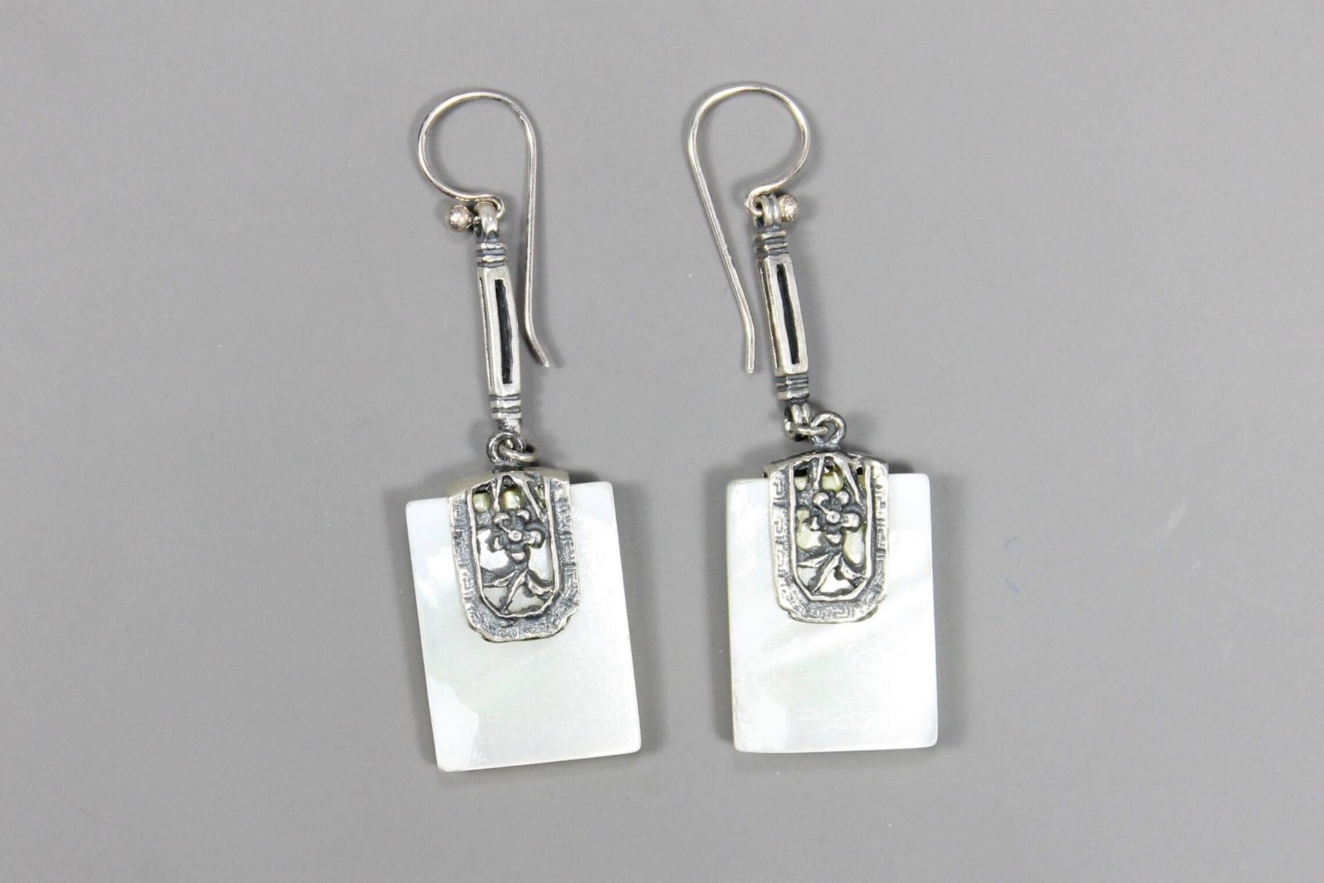 Perlmutt Und Sterling Silber Rechteck Tropfen Ohrringe Mit Blumen Motiv, Alle Natursteine von HillChapelSilver