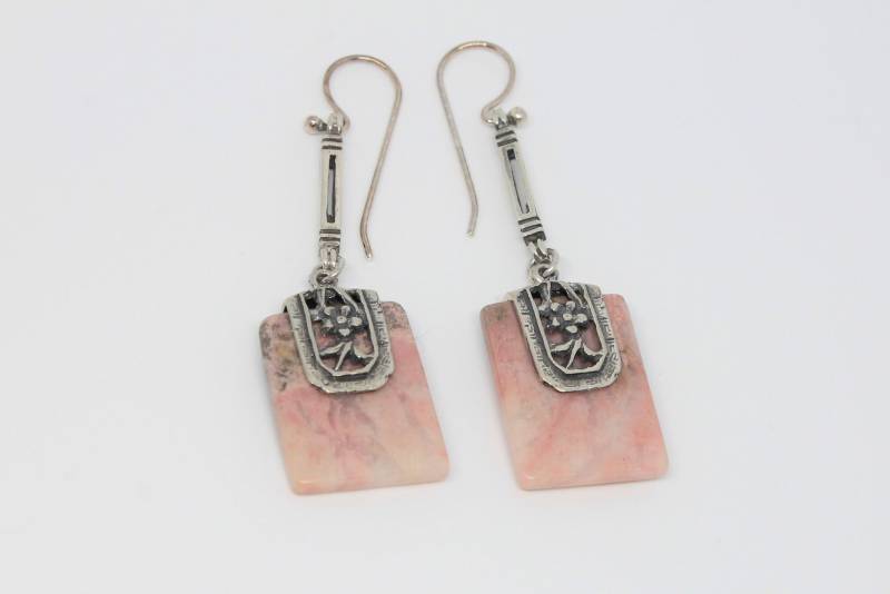 Rhodonit Und Sterling Silber Rechteck Tropfen Ohrringe Mit Blumen Motiv, Alle Natursteine von HillChapelSilver