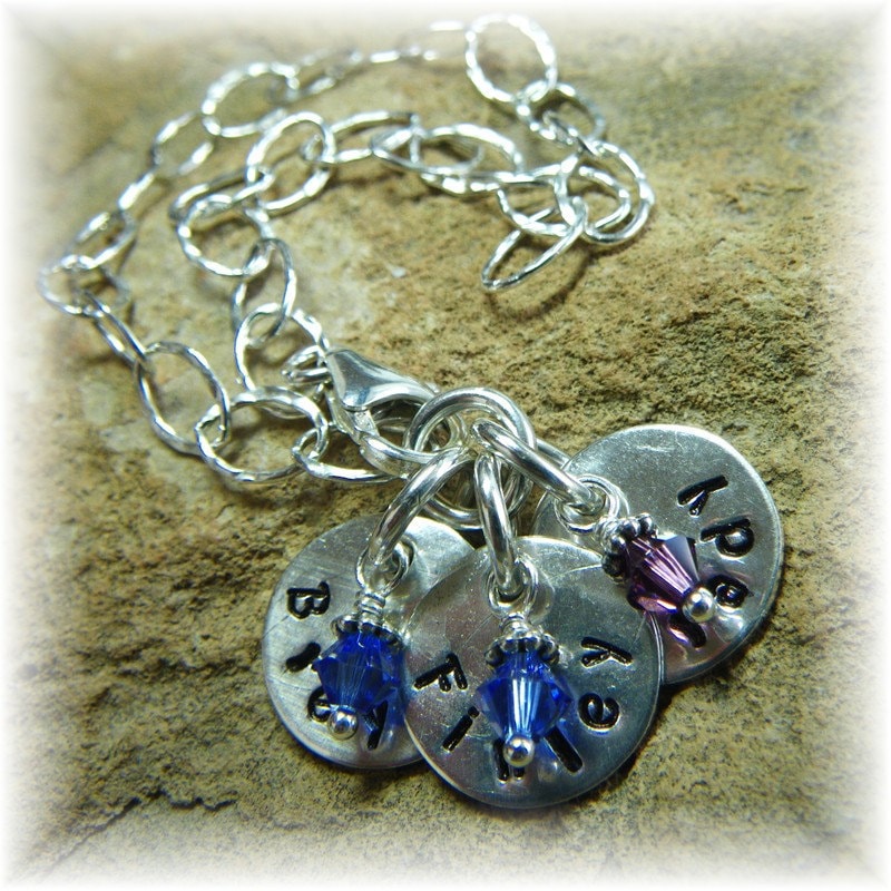 Muttertag Keepsake Armband-3 Drei Namen. Swarovski Kristall Birthstones. Sterling Silber Kette 1/2 Zoll-Disks. Hand-Stempel Bestellen Muttertag Keepsake Armband-3 Drei Namen. Swarovski Kristall Birthstones. Sterling Silber Kette 1/2 Zoll-Disks. Hand-Stempel Bestellen von HillCountrySilver