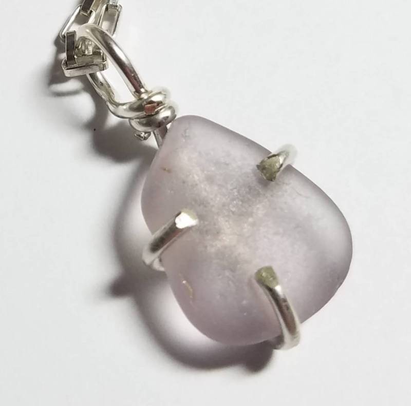 Seltener Echter Dunkler Lavendel Seeglas Anhänger in Einer Dicken Sterling Silber Draht-Stecknadel - Handarbeit Seltener Echter Dunkler Lavendel Seeglas Anhänger in Einer Dicken Sterling Silber Draht-Stecknadel - Handarbeit von HillCountrySilver