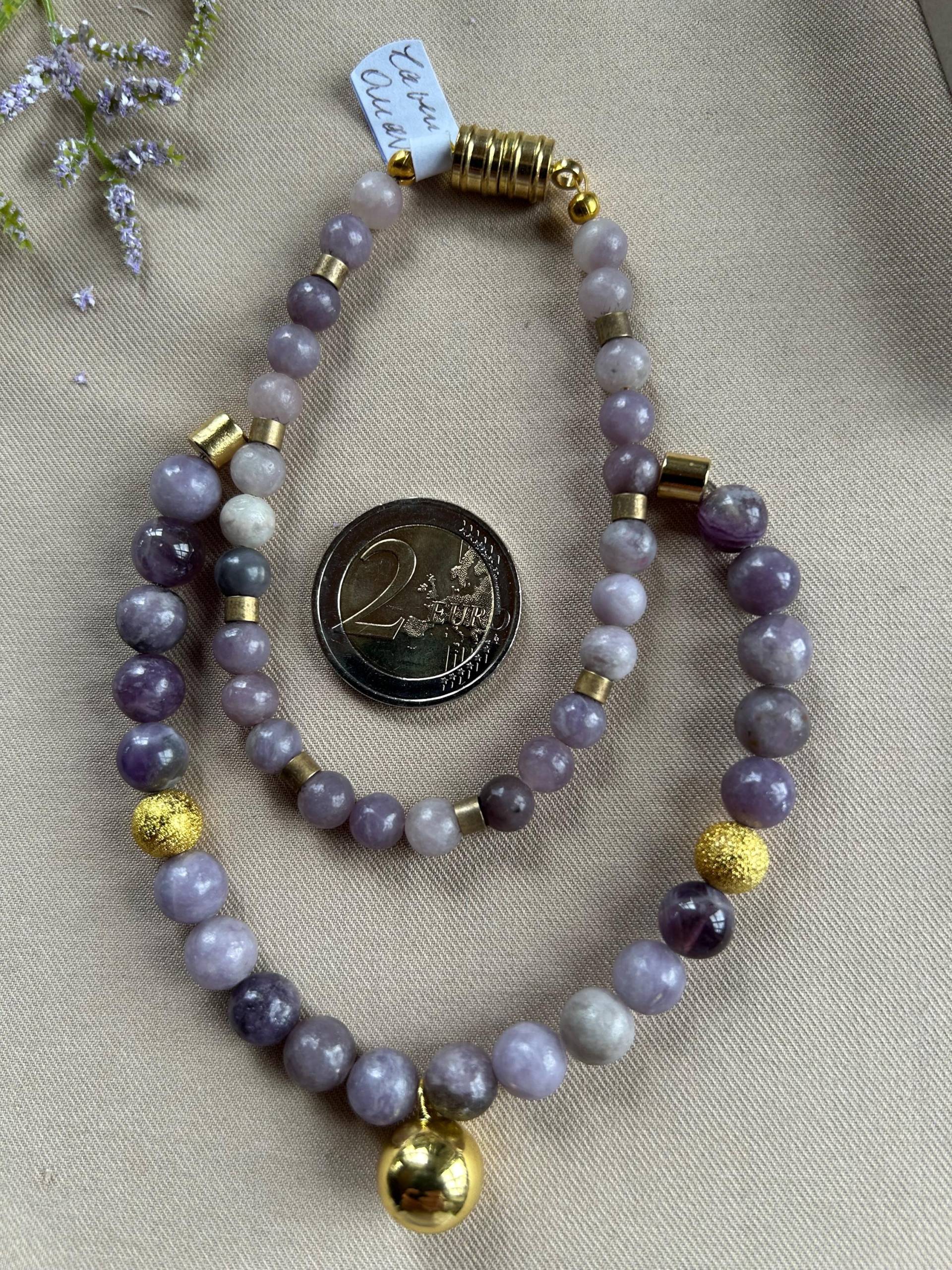Edelstein Armband Lavendeljade 6 Oder 8 Mm Mit Goldperlen Und Magnetverschluss, Unikat, Geschenk, Handmade in Germany von HillaBeads