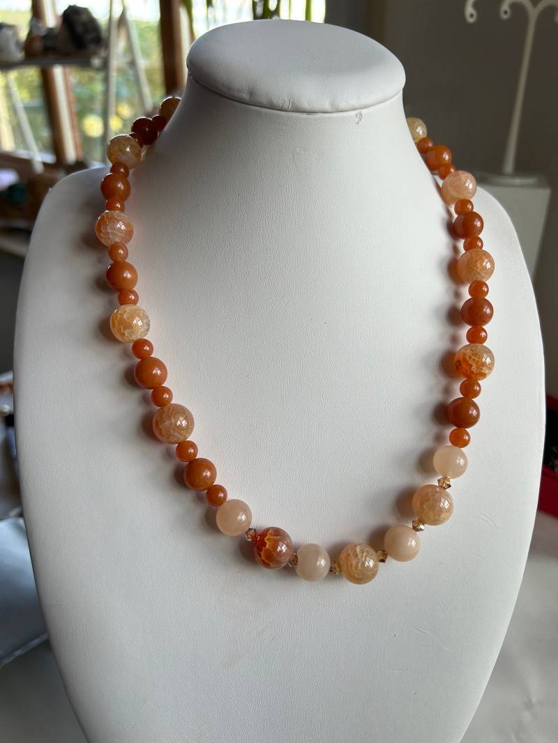Edelstein Halskette Aus Pfirsich-Achat Mit Orangencalcit, Magnetverschluss, Unikat Geschenk Handmade in Gerrmany von HillaBeads
