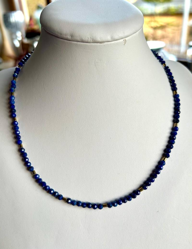 Edelsteinketten Lapislazuli Mit Goldperlchen, Schmal, Magnetverschluss, Heilstein, Geburtsstein, Unikat, Geschenk, Handmade in Germany von HillaBeads