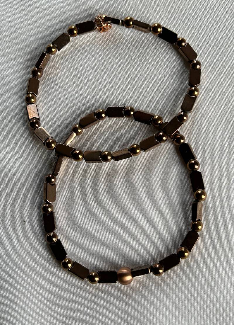 Kupferfarbenes Armband Aus Hämatitpfeilen 7 X 4 Mm Mit Perlen 3 Auf Silikonfaden von HillaBeads