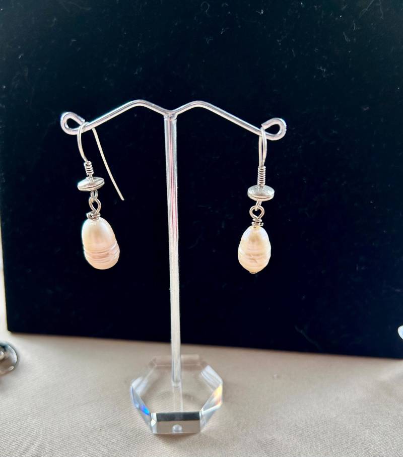 Ohrhänger Mit Ovaler Lachsfarbenen Perlen Am Silberhänger, Unikat, Geschenk, Handmade in Germany von HillaBeads