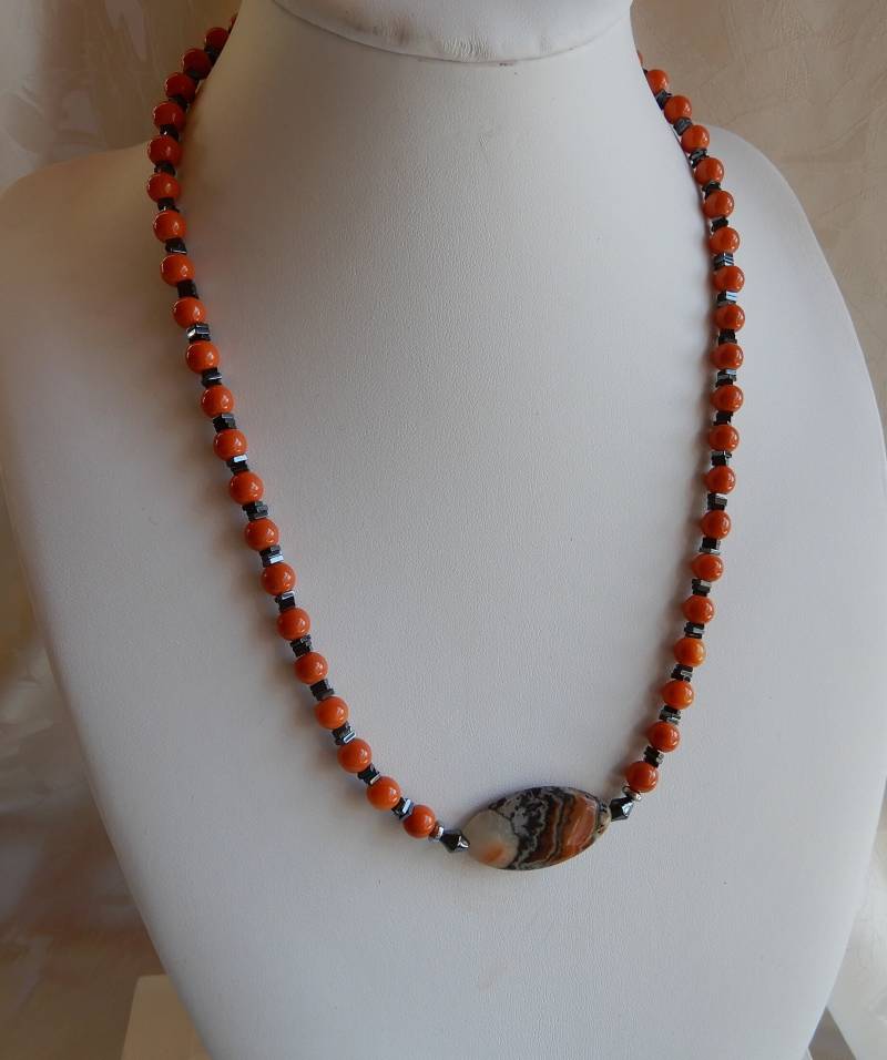 Orangefarbene Zierliche Halskette Aus Gef. Jadeperlen, Hämatitscheiben, Schön Gezeichnete Mittelperle, Unikat Geschenk Hillabeads Handmade I von HillaBeads