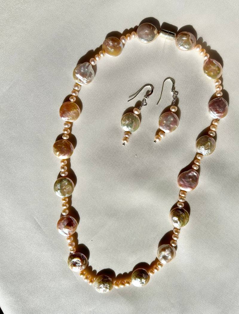 Perlenset Kette Aus Süßwasserperlen Flach Lachsfarben Länge 48 cm Und Ohrhänger, Unikat, Geschenk, Handmade in Germany Perlenset Kette Aus Süßwasserperlen Flach Lachsfarben Länge 48 cm Und Ohrhänger, Unikat, Geschenk, Handmade in Germany von HillaBeads