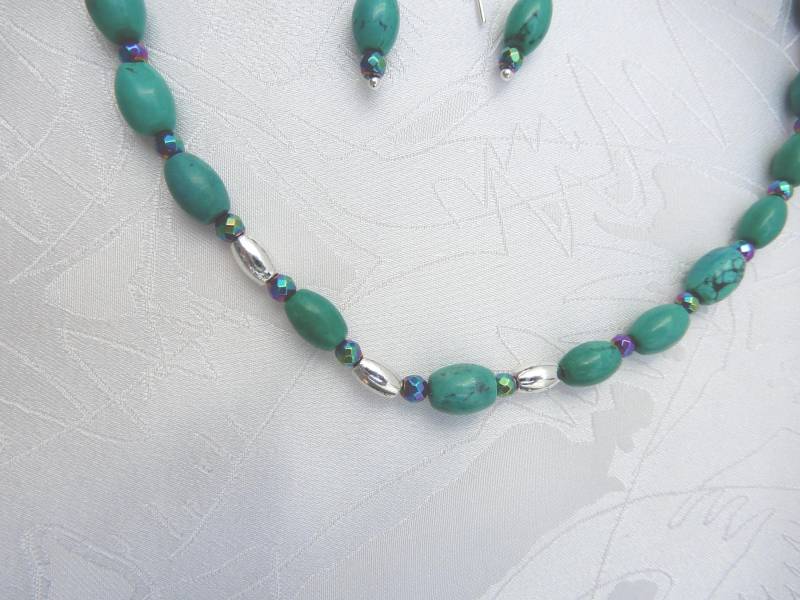 Schmuckset in Türkis Halskette Und Ohrhänger Aus Howlit Ovalen Gef. Unikat Geschenk Hillabeads Handmade Germany von HillaBeads