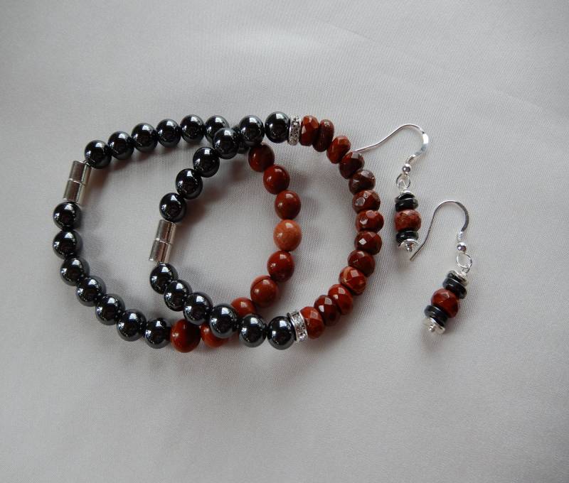 Set Partner Armbänder Mit Ohrhänger Roter Jaspis Hämatit Schwarz Heilstein Unikat Geschenk Zum Muttertag, Handmade in Germany von HillaBeads