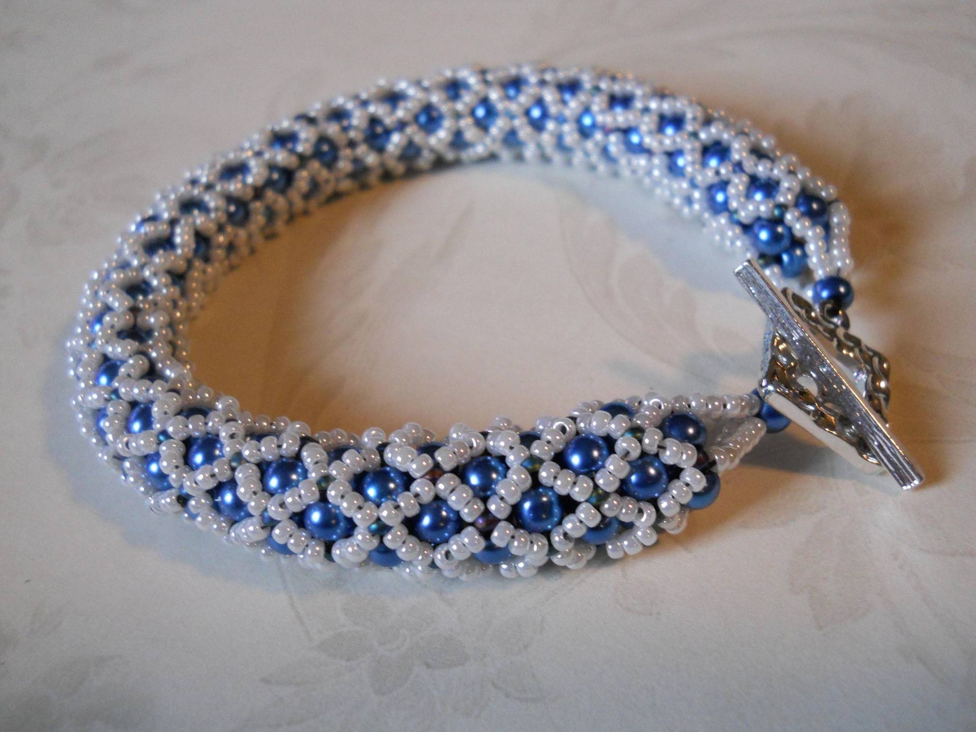 Armband Blaue Perlen Mit Weißem Netz, Knebelverschluss Armband Blaue Perlen Mit Weißem Netz, Knebelverschluss von HillcrestStudio