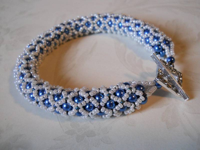 Armband Blaue Perlen Mit Weißem Netz, Knebelverschluss Armband Blaue Perlen Mit Weißem Netz, Knebelverschluss von HillcrestStudio