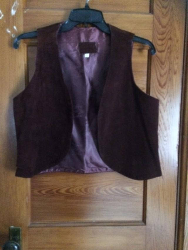 Vintage Weinrote Wildleder Weste 70Er Jahre von HillsofDreamVintage