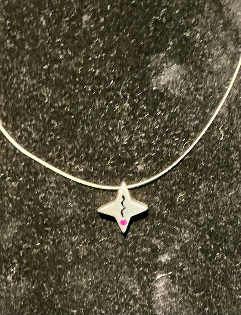 Rundes Rubin Stern Design Auf Draht von Hillyo