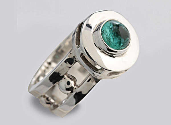 Smaragd Auf Einem Silbernen Kugel Design Ring von Hillyo