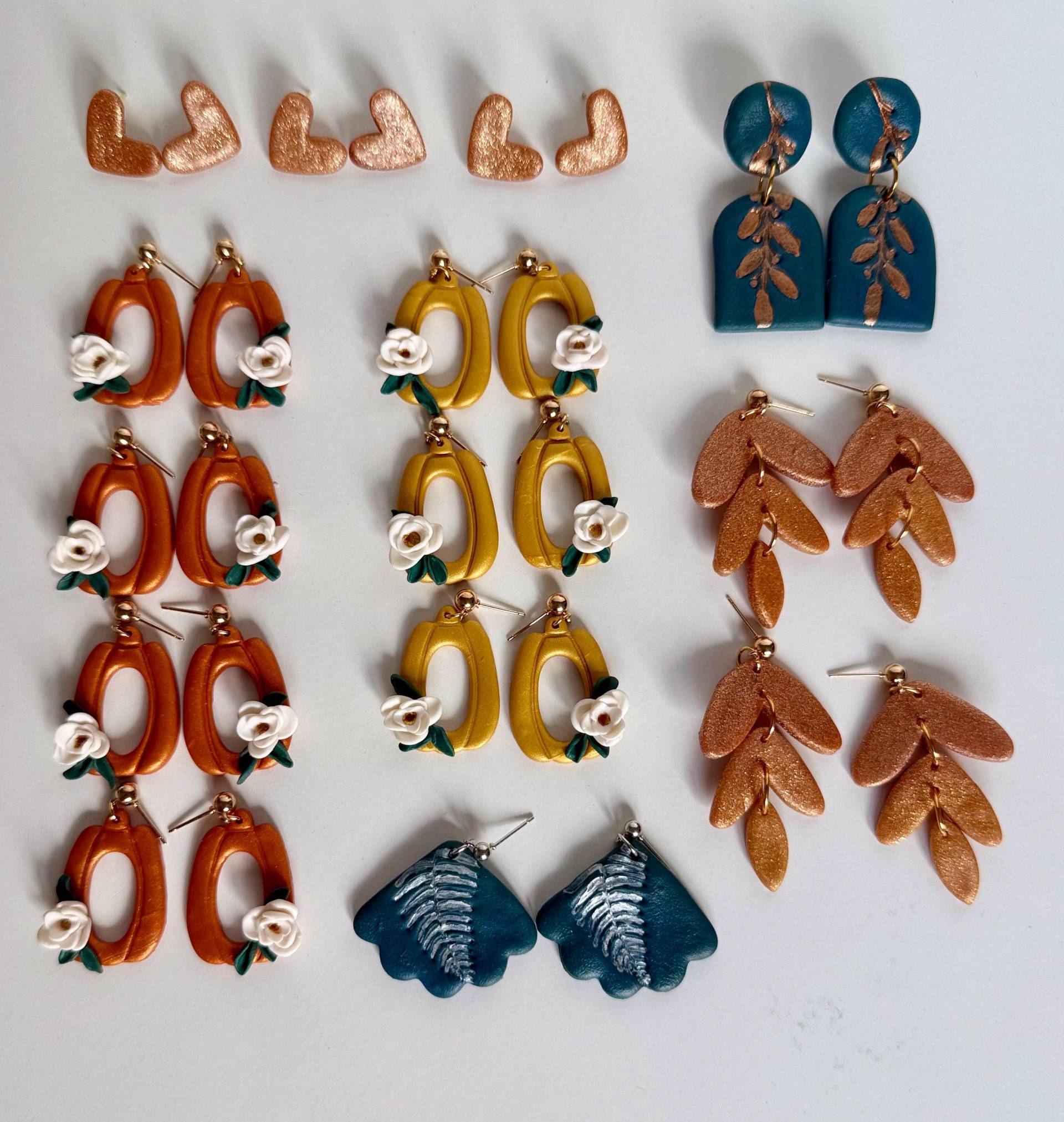 Cozy Autumn Collection - Handgefertigte Ohrringe Aus Polymer Clay Herbst Schmuck Kürbis, Bronze & Blätter Designs Herbstkollektion Cozy Autumn Collection - Handgefertigte Ohrringe Aus Polymer Clay Herbst Schmuck Kürbis, Bronze & Blätter Designs Herbstkollektion von HilsClayDesigns