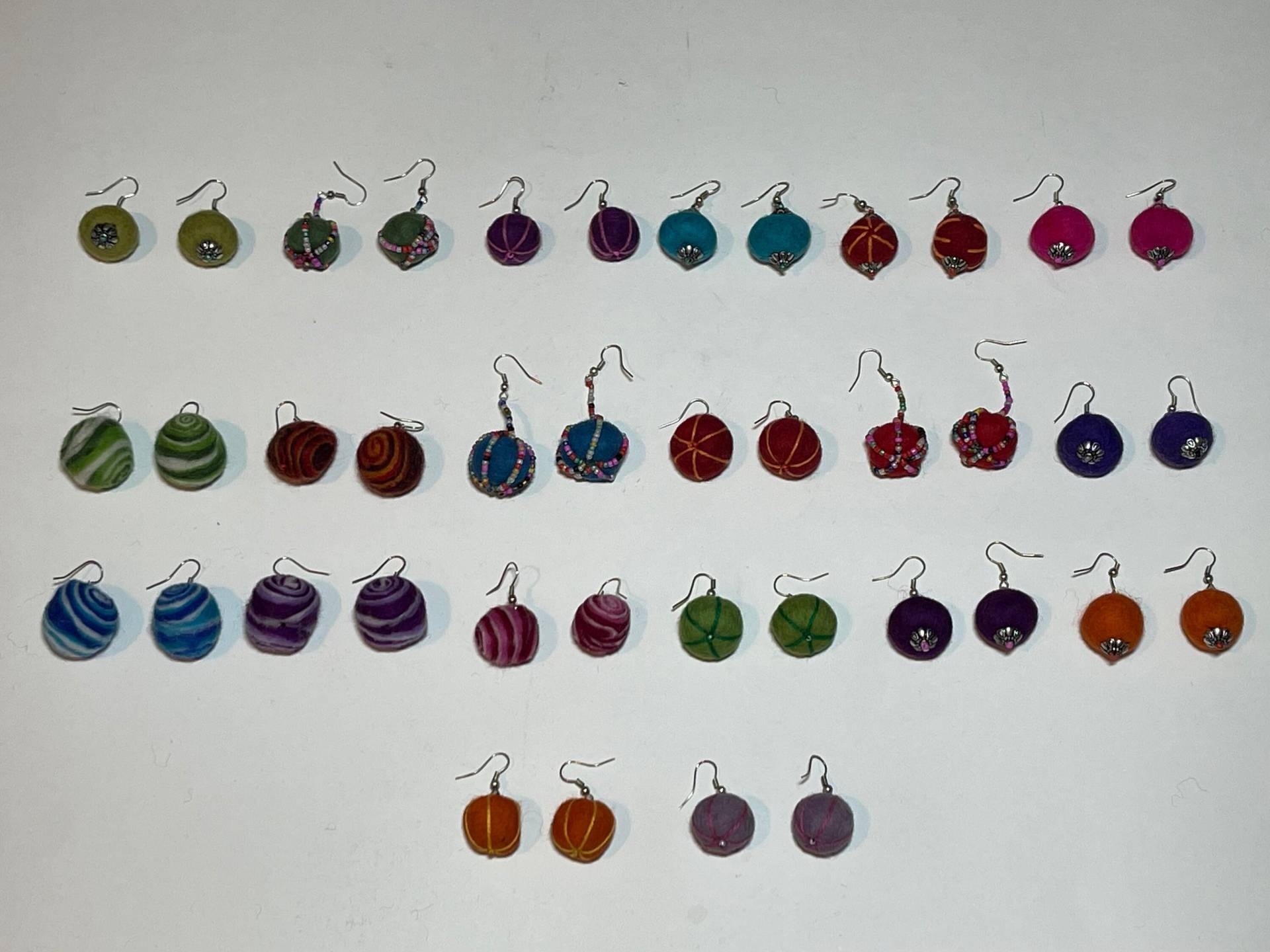 Großhandel 64 Paar Handgemachte Filz Multi-Color Ohrringe Aus Nepal Großhandel 64 Paar Handgemachte Filz Multi-Color Ohrringe Aus Nepal von HimalayanHandcrafted