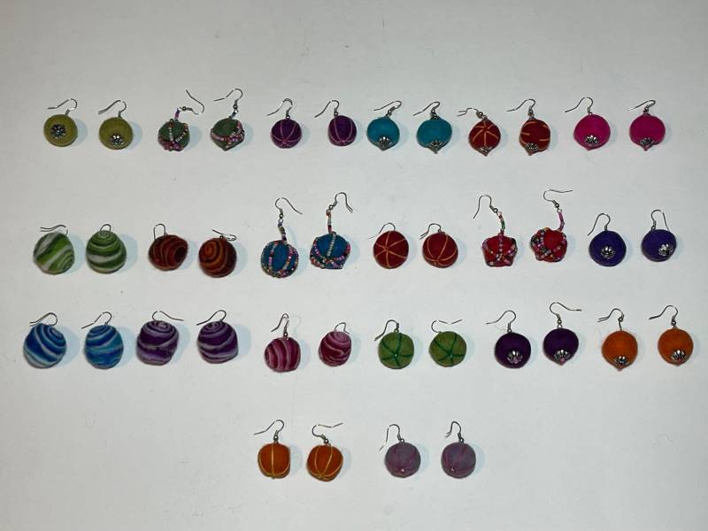 Großhandel 64 Paar Handgemachte Filz Multi-Color Ohrringe Aus Nepal von HimalayanHandcrafted