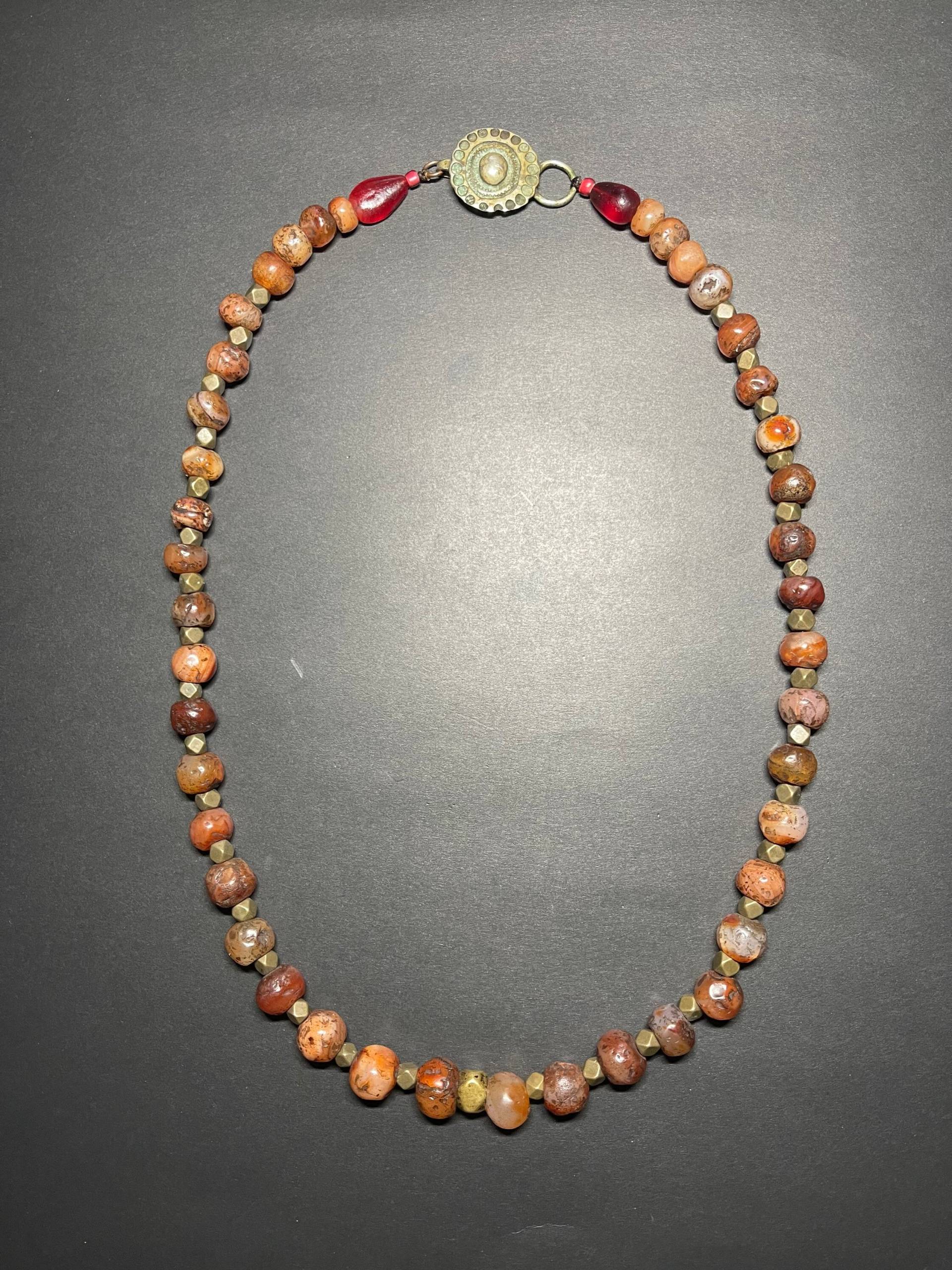 Seltene Antike Karneol Perlen Halskette Aus Dem Himalaya Mit Alten Messing Spacer Und Einem Silbernen Verschluss Seltene Antike Karneol Perlen Halskette Aus Dem Himalaya Mit Alten Messing Spacer Und Einem Silbernen Verschluss von HimalayanHandcrafted