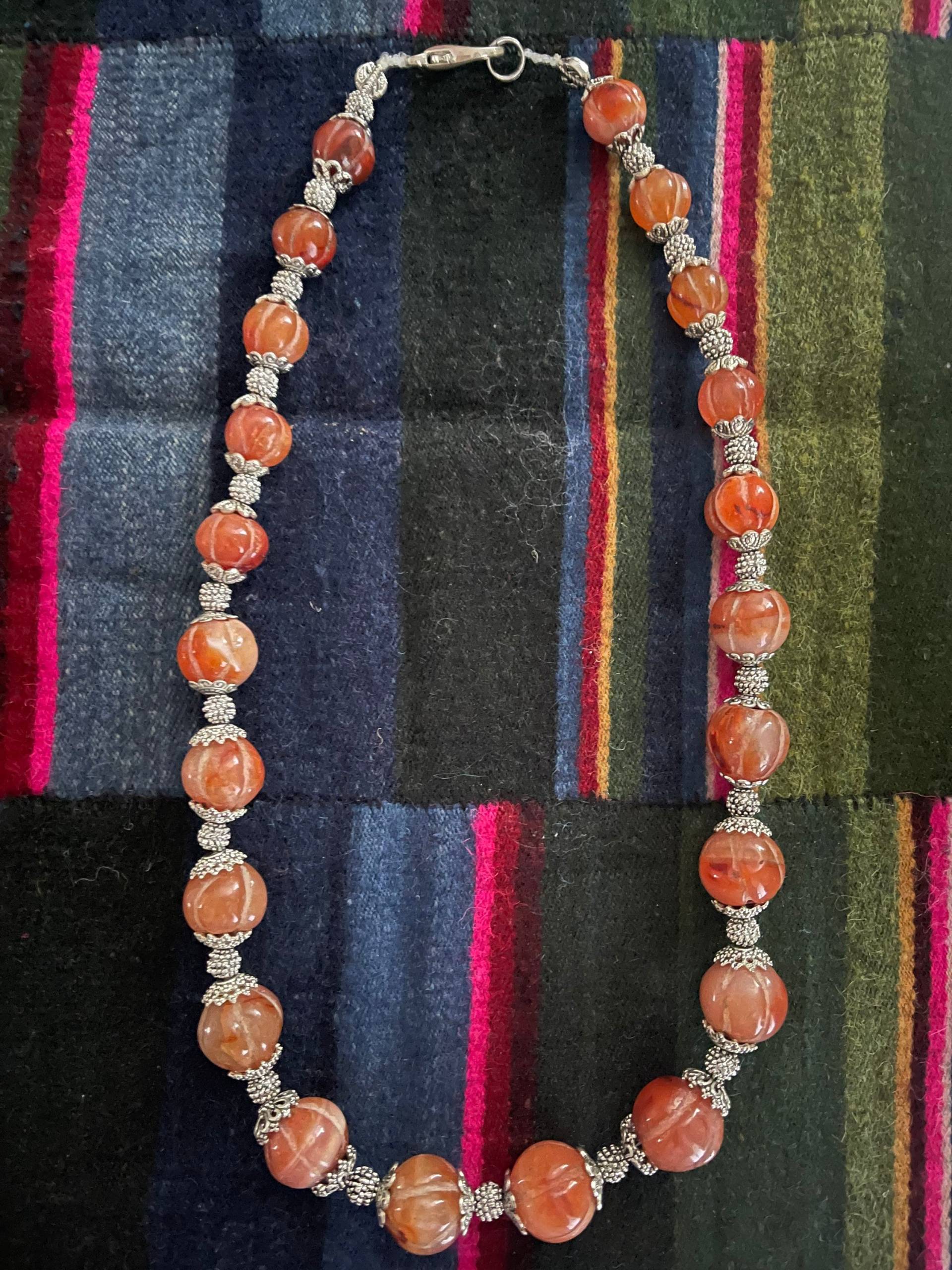 Wunderschöne Alte Himalaya Melonenschliff Karneol Halskette Mit Handgefertigten Weißen Messing Spacer Perlen Aus Dem Himalaya. | Nepal. Interessant Wunderschöne Alte Himalaya Melonenschliff Karneol Halskette Mit Handgefertigten Weißen Messing Spacer Perlen Aus Dem Himalaya. | Nepal. Interessant von HimalayanHandcrafted