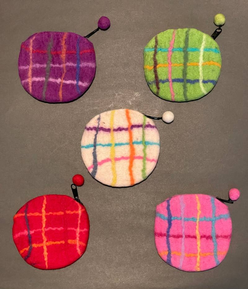 Wunderschönes Set Von 5 Verschiedenen Farben Handgemachte Filz Geldbörse Aus Nepal.tragbare Und Leichte Geldbörse von HimalayanHandcrafted