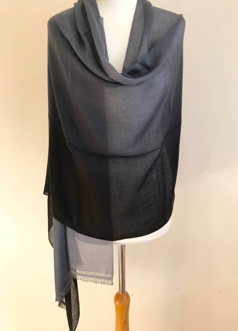 Zweifarbiger Schwarzer Pashmina Schal Handgewebter Himalaya Schal von Himalayanpearl