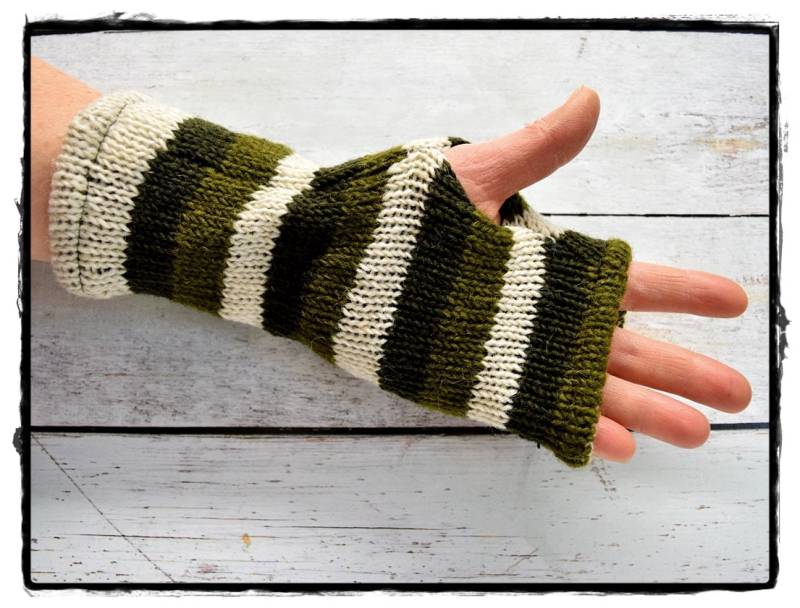 Handstulpen Aus Schafswolle Olivegrün Geringelt Mit Fleecefutter, Pulswärmer, Handwärmer von Himalife