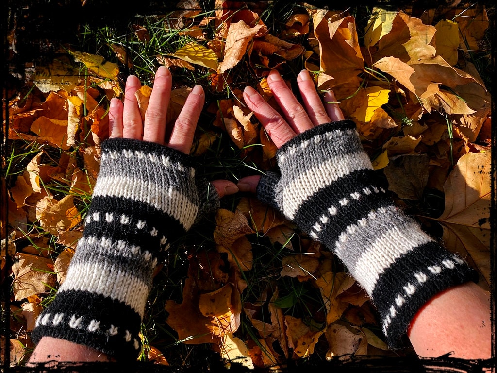 Handstulpen Schwarz-Weiß, Wollstulpen Mit Fleecefutter, Pulswärmer, Handwärmer Aus Schafswolle von Himalife