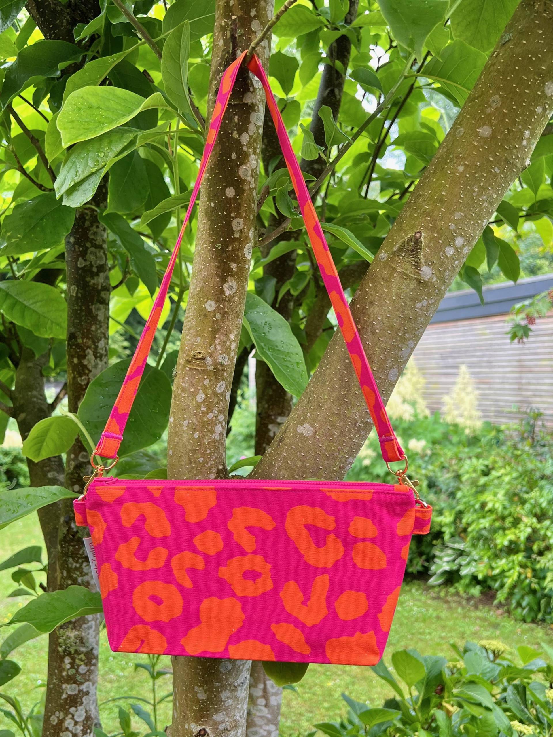 Außergewöhnliche, Kleine Handtasche "Pink Leo" Außergewöhnliche, Kleine Handtasche "Pink Leo" von HimmelsZwirn