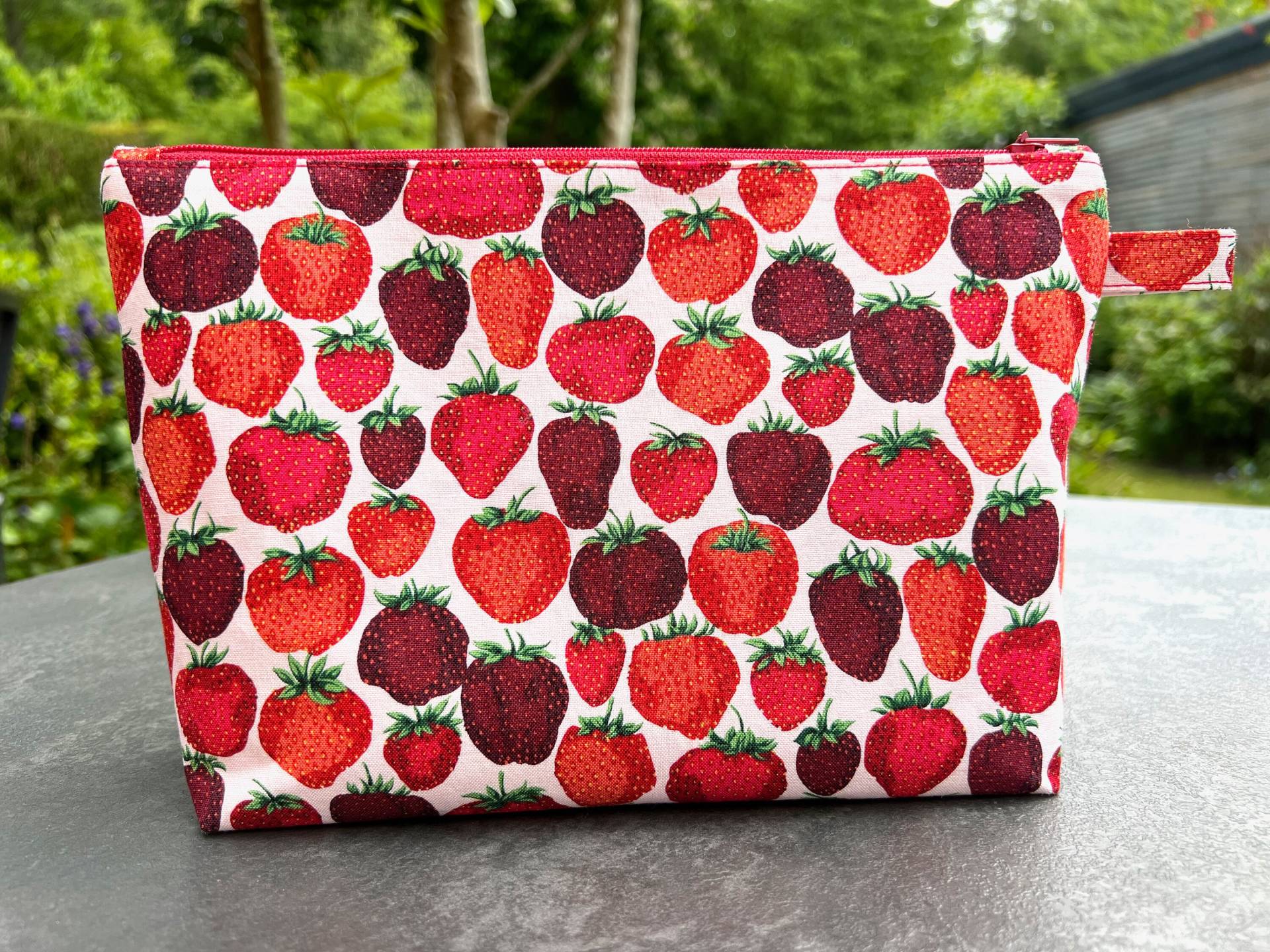 Kosmetiktasche "Endlich Wieder Erdbeeren" | Gr.m Kosmetiktasche "Endlich Wieder Erdbeeren" | Gr.m von HimmelsZwirn