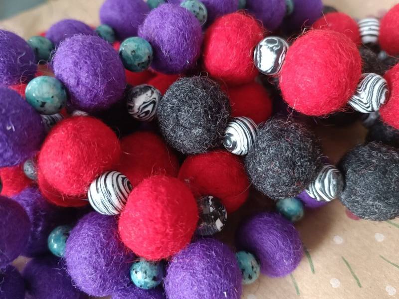 Handgemachte Filzkugel-Halskette - Mit Abstandsperlen von Himmelswandler