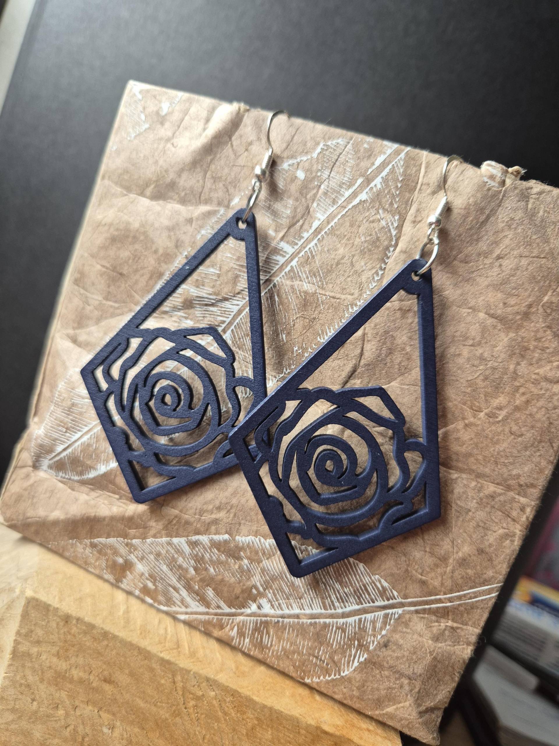 Ohrringe Mit Rosen Design, Blau Gefärbtes Lindenholz, 925 Sterling Silber Ohrringe Mit Rosen Design, Blau Gefärbtes Lindenholz, 925 Sterling Silber von Himmelswandler