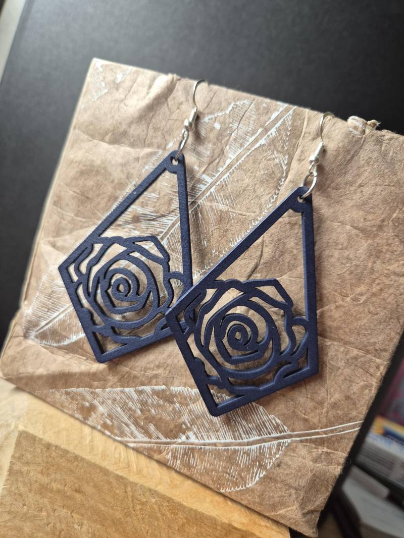 Ohrringe Mit Rosen Design, Blau Gefärbtes Lindenholz, 925 Sterling Silber Ohrringe Mit Rosen Design, Blau Gefärbtes Lindenholz, 925 Sterling Silber von Himmelswandler