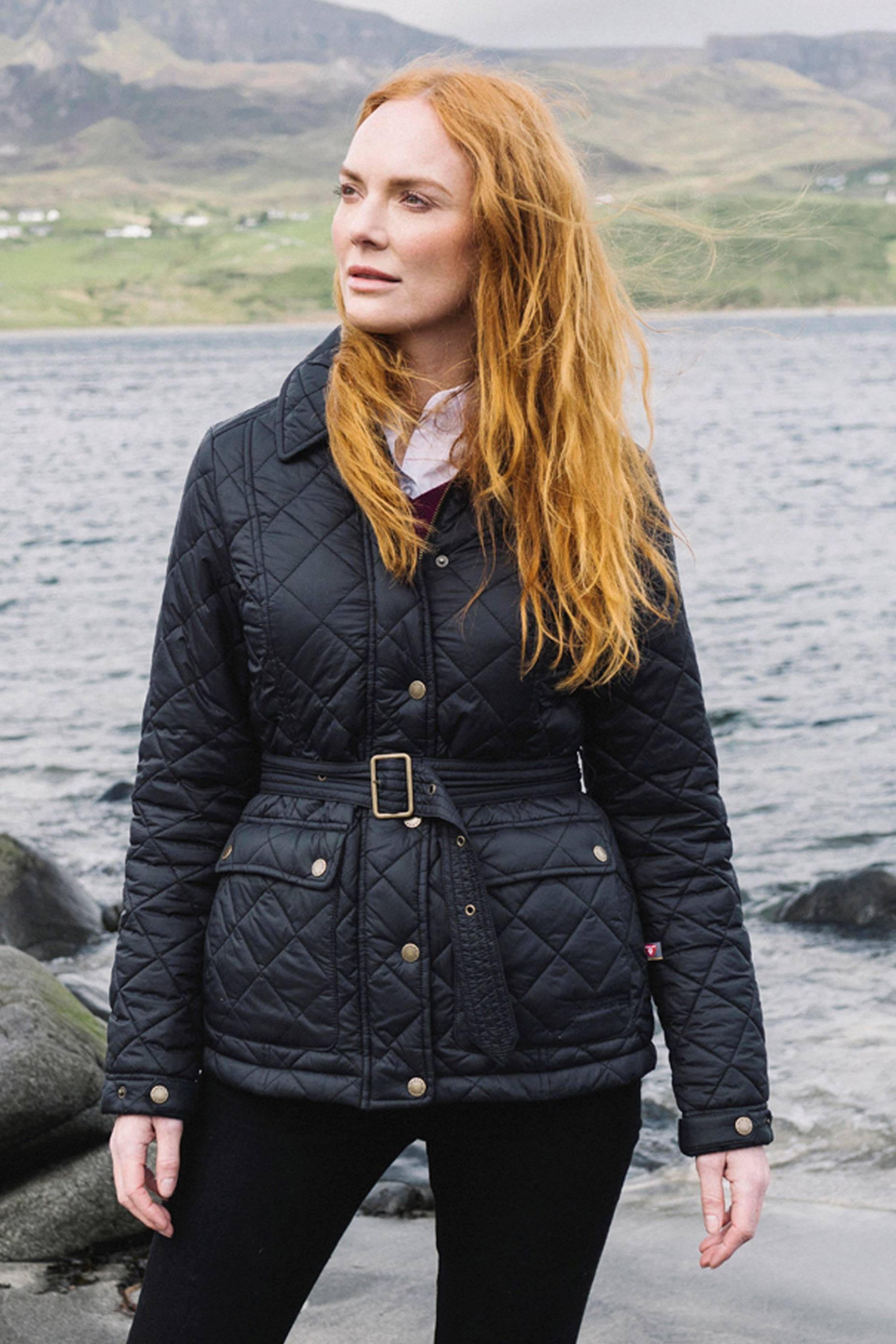 Galloway Damen Steppjacke mit Gürtel - Schwarz von Hinter + Hobart