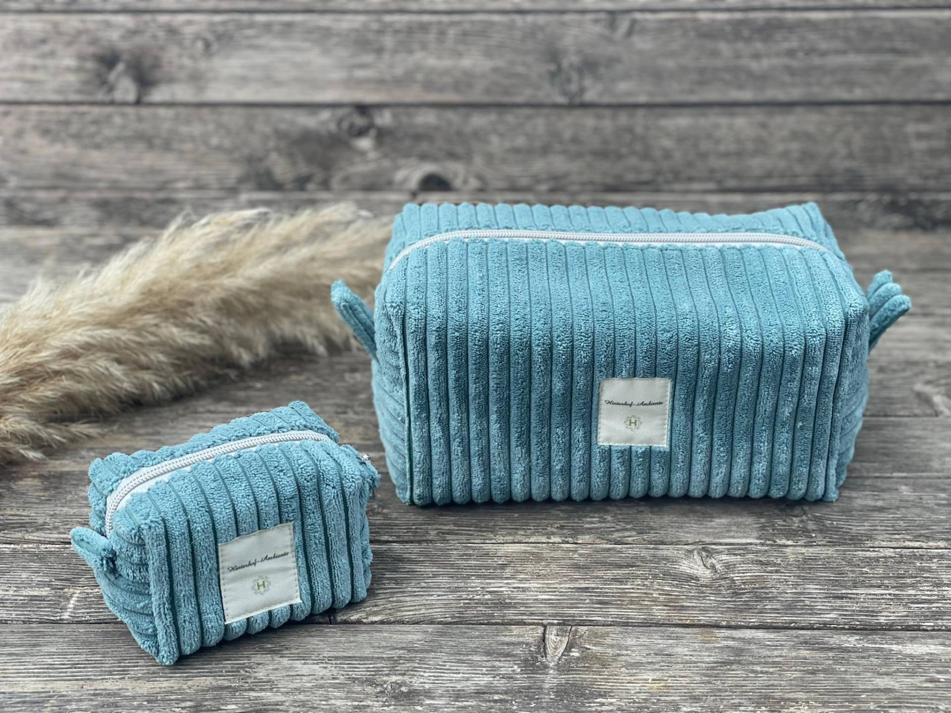 Cordtasche Set Groß & Klein | Kosmetiktasche Aus Breitcord Reißverschluss Handmade Blauton Cordtasche Set Groß & Klein | Kosmetiktasche Aus Breitcord Reißverschluss Handmade Blauton von HinterhofAmbiente