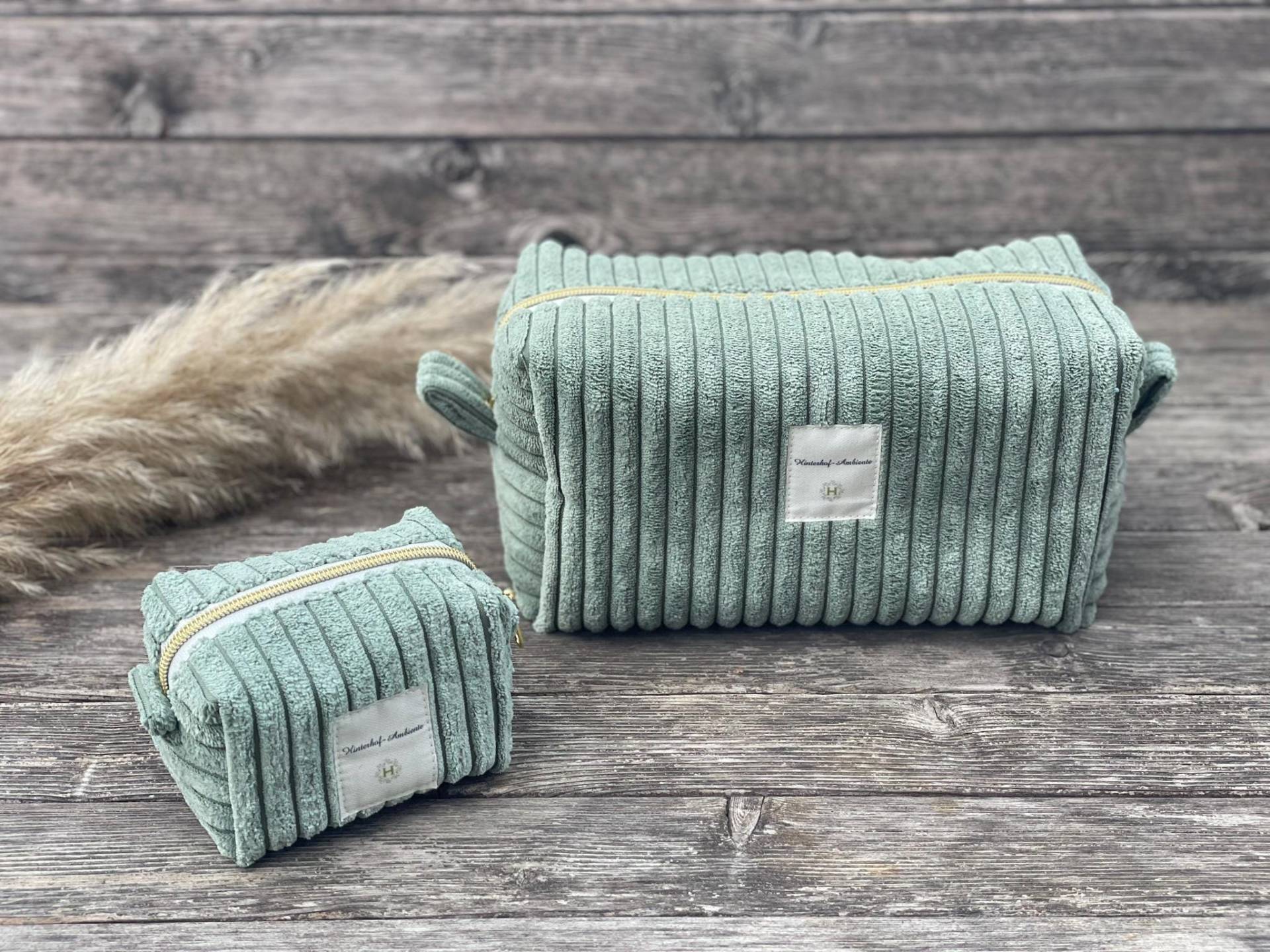 Kosmetiktasche Cord Im Set Groß & Klein in Olive Mit Reißverschluss Kosmetiktasche Cord Im Set Groß & Klein in Olive Mit Reißverschluss von HinterhofAmbiente