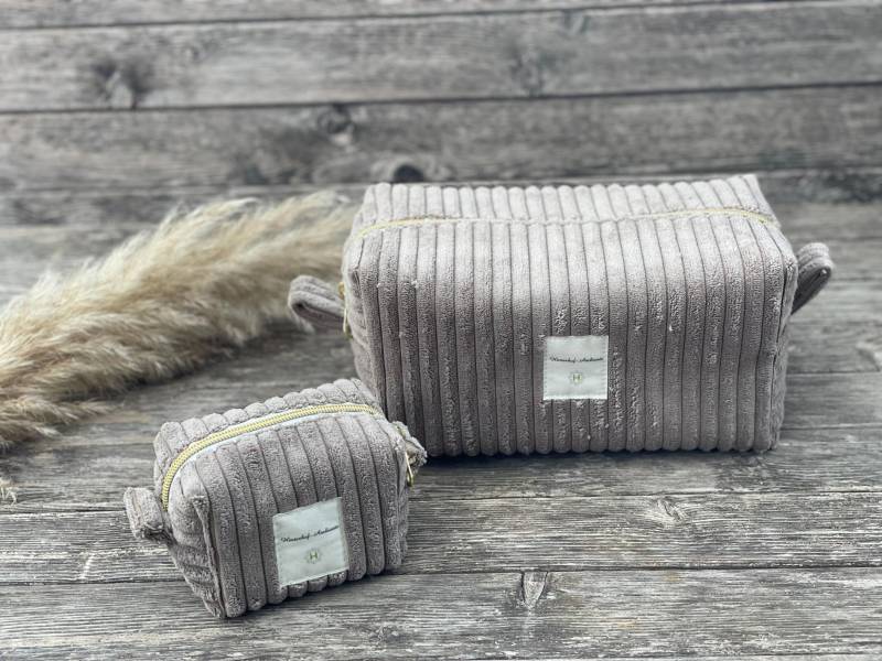 Kosmetiktasche Cord Im Set Groß & Klein in Taube Mit Reißverschluss Kosmetiktasche Cord Im Set Groß & Klein in Taube Mit Reißverschluss von HinterhofAmbiente