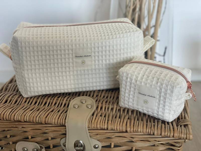 Kosmetiktasche Waffelpiqué Im Set Groß & Klein in Cremeweiß Mit Reißverschluss Kosmetiktasche Waffelpiqué Im Set Groß & Klein in Cremeweiß Mit Reißverschluss von HinterhofAmbiente
