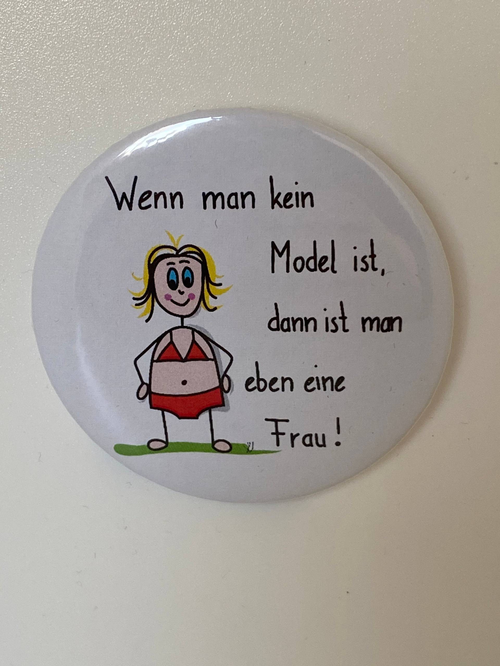 Ansteckbutton „Wenn Man Kein Model Ist, Dann Ist Eben Eine Frau" Ansteckbutton „Wenn Man Kein Model Ist, Dann Ist Eben Eine Frau" von HintzundkunSt