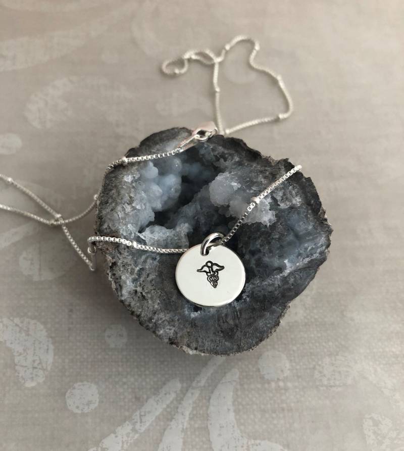 Caduceus Silber Charm Halskette Caduceus Silber Charm Halskette von HipMomJewelry