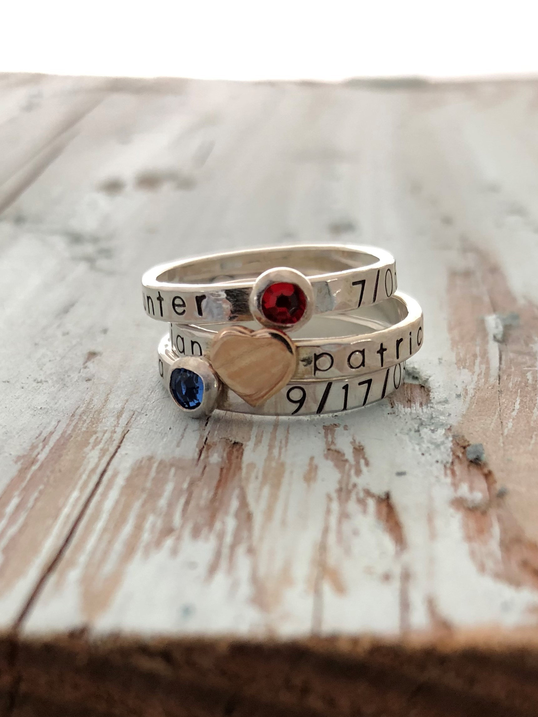 Gehämmerter Name Und Geburtsdatum Birthstone Ring Gehämmerter Name Und Geburtsdatum Birthstone Ring von HipMomJewelry