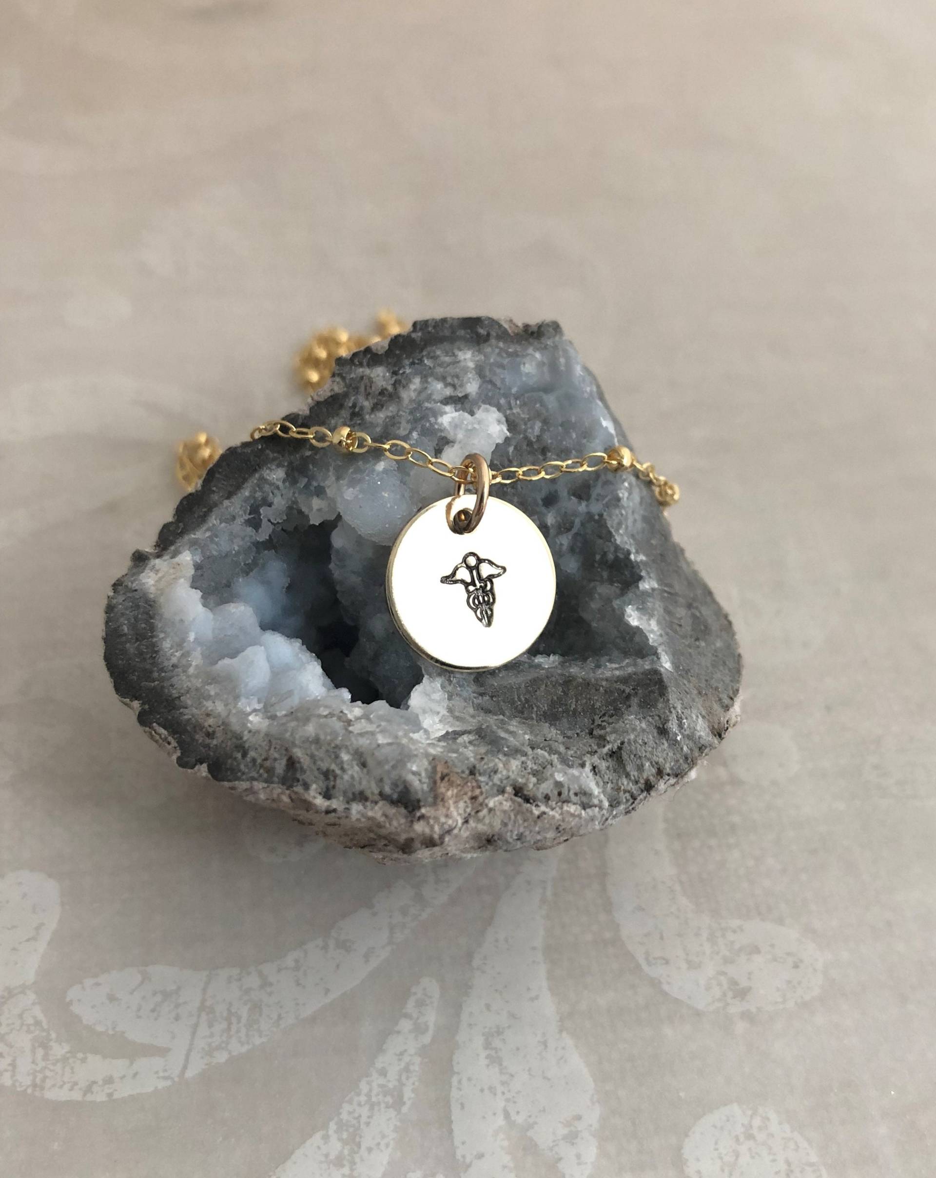 Gold Caduceus Anhänger Halskette Gold Caduceus Anhänger Halskette von HipMomJewelry