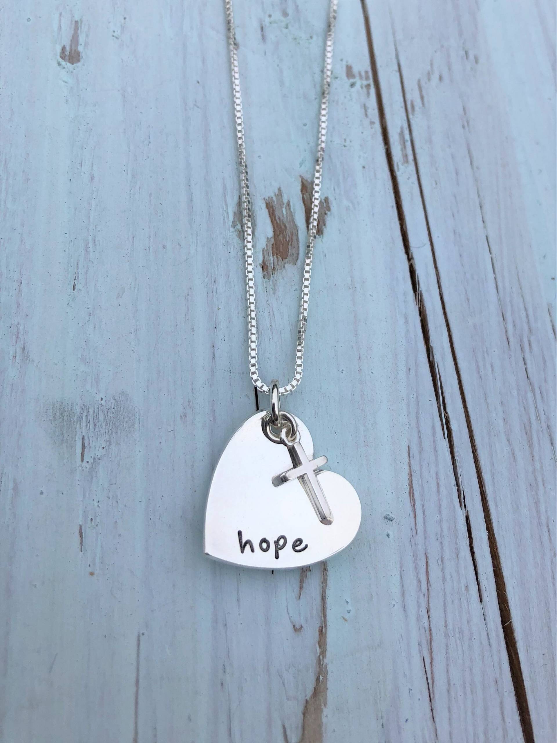 Hope Herz-Halskette Mit Kreuzanhänger Hope Herz-Halskette Mit Kreuzanhänger von HipMomJewelry