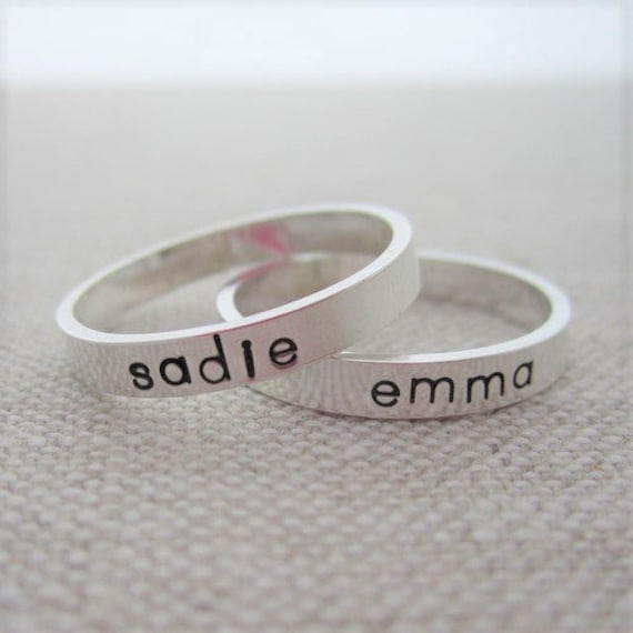 Schlicht Eleganter Sterling Silber Namensring Schlicht Eleganter Sterling Silber Namensring von HipMomJewelry