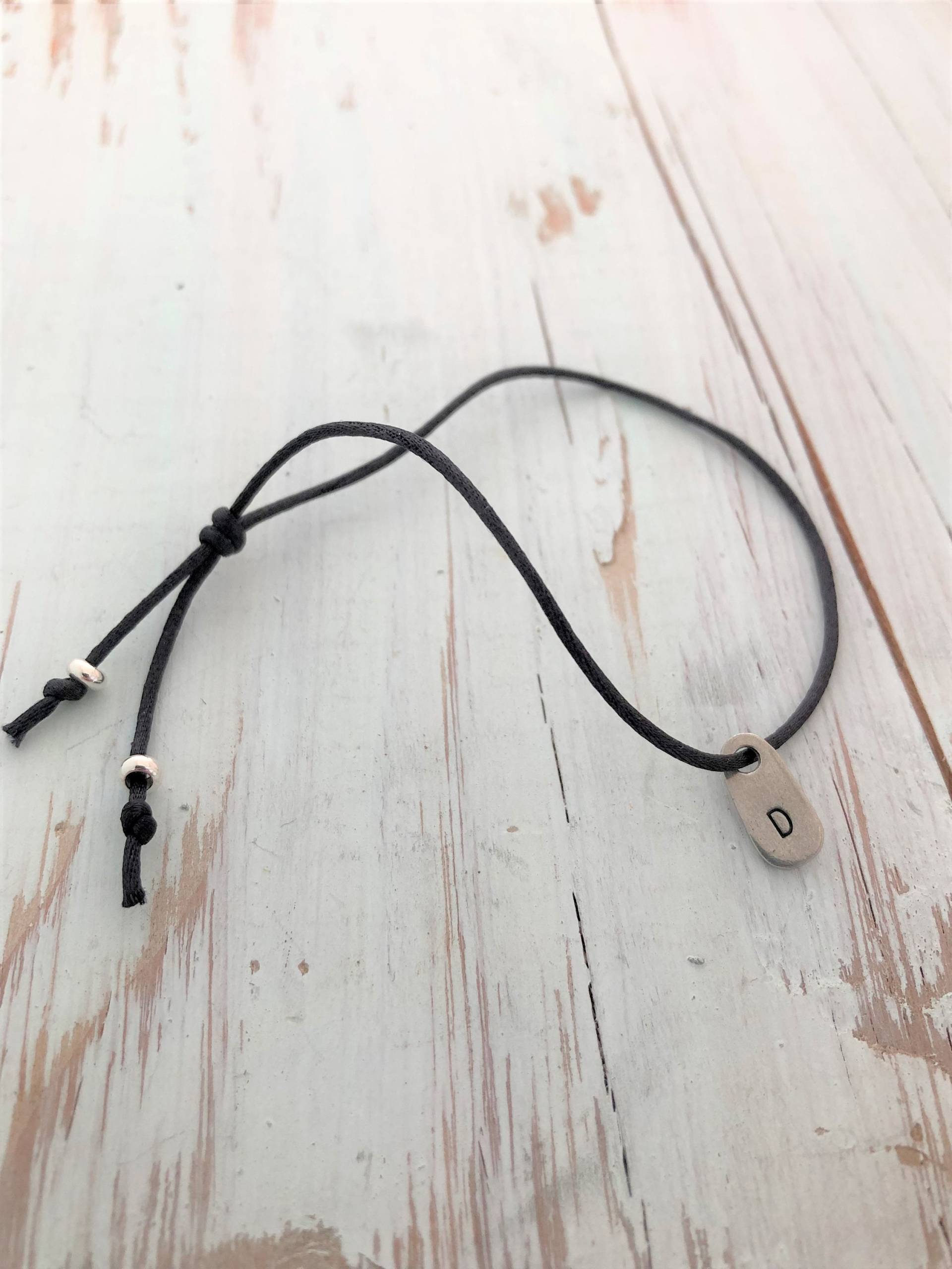 Verstellbares Schwarzes Kordelarmband Mit Kleinem Ovalen Anhänger Verstellbares Schwarzes Kordelarmband Mit Kleinem Ovalen Anhänger von HipMomJewelry