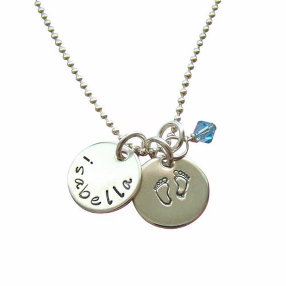 sterling Silber Baby Füße Und Name Charm Halskette sterling Silber Baby Füße Und Name Charm Halskette von HipMomJewelry